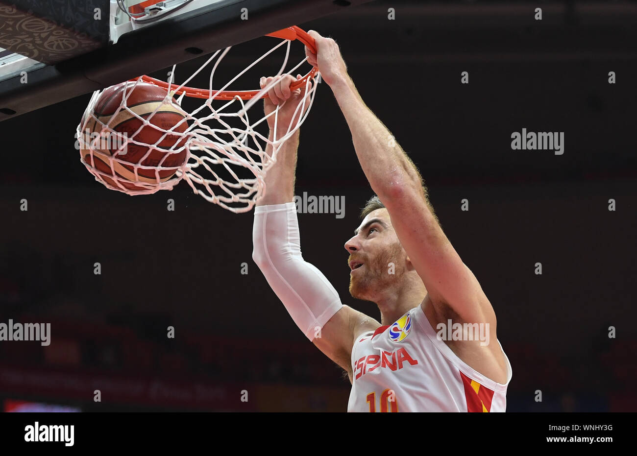 Wuhan, la Cina della provincia di Hubei. 6 Sep, 2019. Victor Claver di Spagna schiacciate durante il gruppo J match tra Spagna e Italia a 2019 FIBA World Cup a Wuhan, capitale della Cina centrale della provincia di Hubei, Sett. 6, 2019. Credito: Cheng Min/Xinhua/Alamy Live News Foto Stock