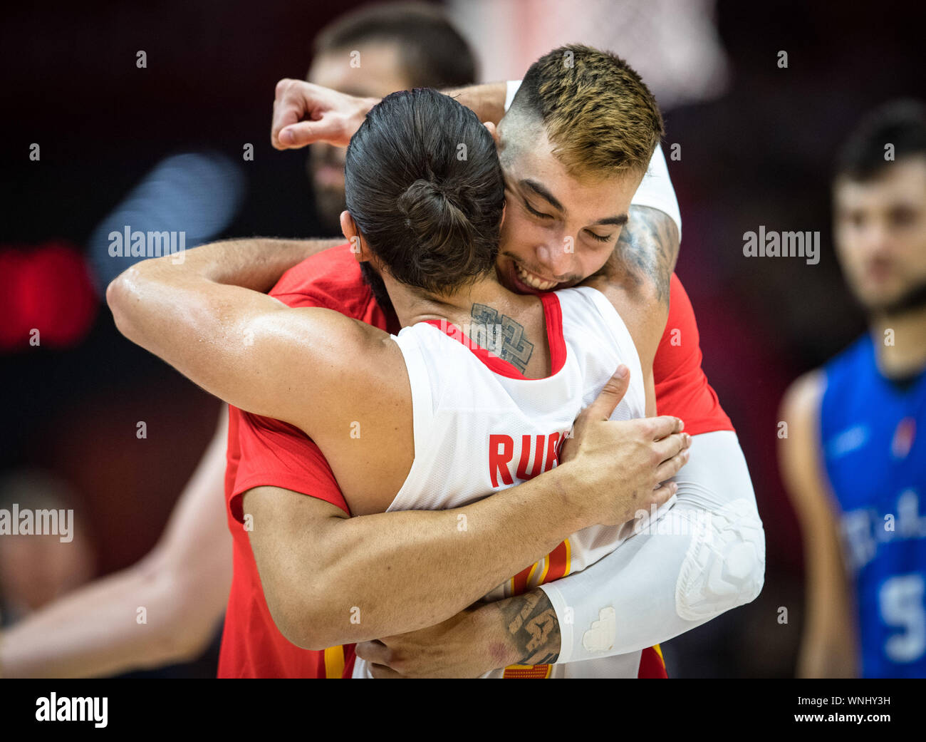 Wuhan, la Cina della provincia di Hubei. 6 Sep, 2019. Ricky Rubio (anteriore) della Spagna abbraccia il suo compagno di squadra dopo il gruppo J match tra Spagna e Italia a 2019 FIBA World Cup a Wuhan, capitale della Cina centrale della provincia di Hubei, Sett. 6, 2019. Credito: Xiao Yijiu/Xinhua/Alamy Live News Foto Stock