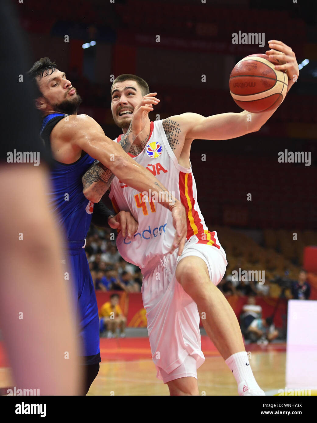 Wuhan, la Cina della provincia di Hubei. 6 Sep, 2019. Juancho Hernangomez (R) della Spagna si rompe durante il gruppo J match tra Spagna e Italia a 2019 FIBA World Cup a Wuhan, capitale della Cina centrale della provincia di Hubei, Sett. 6, 2019. Credito: Cheng Min/Xinhua/Alamy Live News Foto Stock