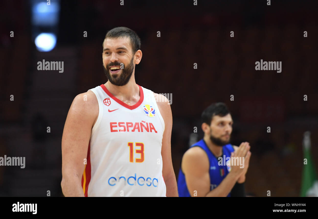 Wuhan, la Cina della provincia di Hubei. 6 Sep, 2019. Marc Gasol (L) la Spagna celebra dopo il gruppo J match tra Spagna e Italia a 2019 FIBA World Cup a Wuhan, capitale della Cina centrale della provincia di Hubei, Sett. 6, 2019. Credito: Cheng Min/Xinhua/Alamy Live News Foto Stock
