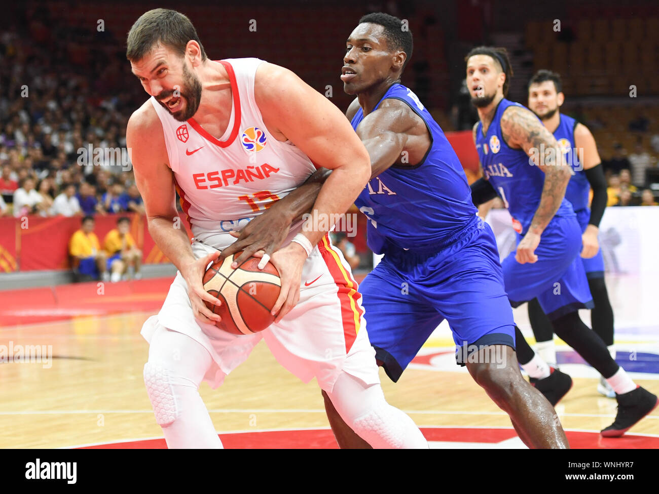 (190906) -- WUHAN, Sett. 6, 2019 (Xinhua) -- Marc Gasol (L) della Spagna controlla la sfera durante il gruppo J match tra Spagna e Italia a 2019 FIBA World Cup a Wuhan, capitale della Cina centrale della provincia di Hubei, Sett. 6, 2019. (Xinhua/Cheng min) Foto Stock
