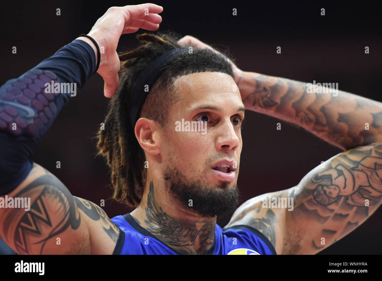 (190906) -- WUHAN, Sett. 6, 2019 (Xinhua) -- Daniel Hackett dell Italia reagisce durante il gruppo J match tra Spagna e Italia a 2019 FIBA World Cup a Wuhan, capitale della Cina centrale della provincia di Hubei, Sett. 6, 2019. (Xinhua/Cheng min) Foto Stock