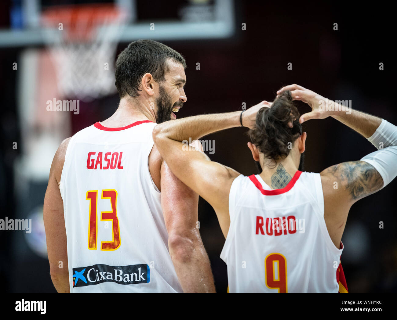(190906) -- WUHAN, Sett. 6, 2019 (Xinhua) -- Marc Gasol (L) e Ricky Rubio di Spagna reagire dopo che il gruppo J match tra Spagna e Italia a 2019 FIBA World Cup a Wuhan, capitale della Cina centrale della provincia di Hubei, Sett. 6, 2019. (Xinhua/Xiao Yijiu) Foto Stock