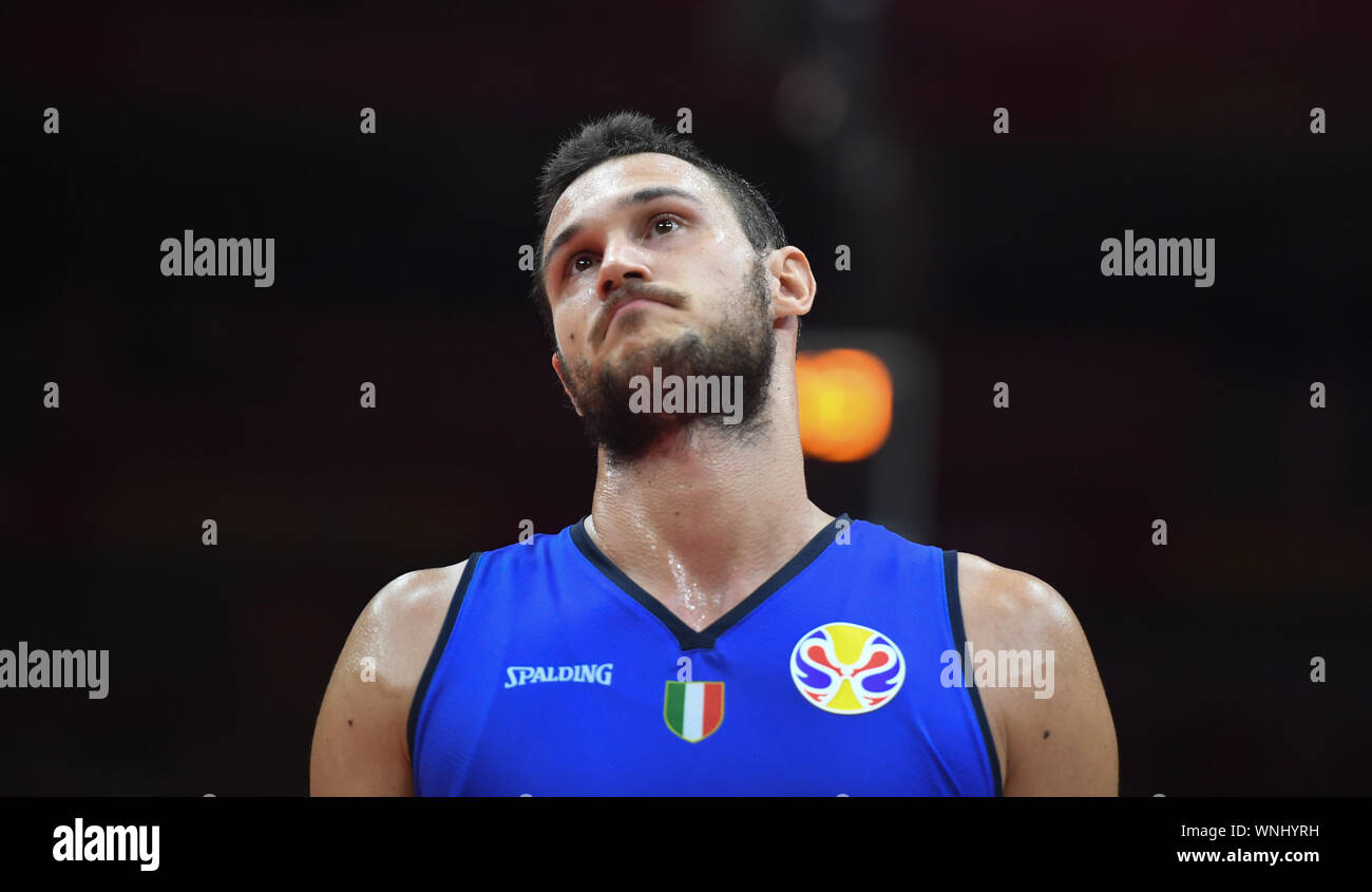(190906) -- WUHAN, Sett. 6, 2019 (Xinhua) -- Danilo Gallinari dell Italia reagisce dopo il gruppo J match tra Spagna e Italia a 2019 FIBA World Cup a Wuhan, capitale della Cina centrale della provincia di Hubei, Sett. 6, 2019. (Xinhua/Cheng min) Foto Stock