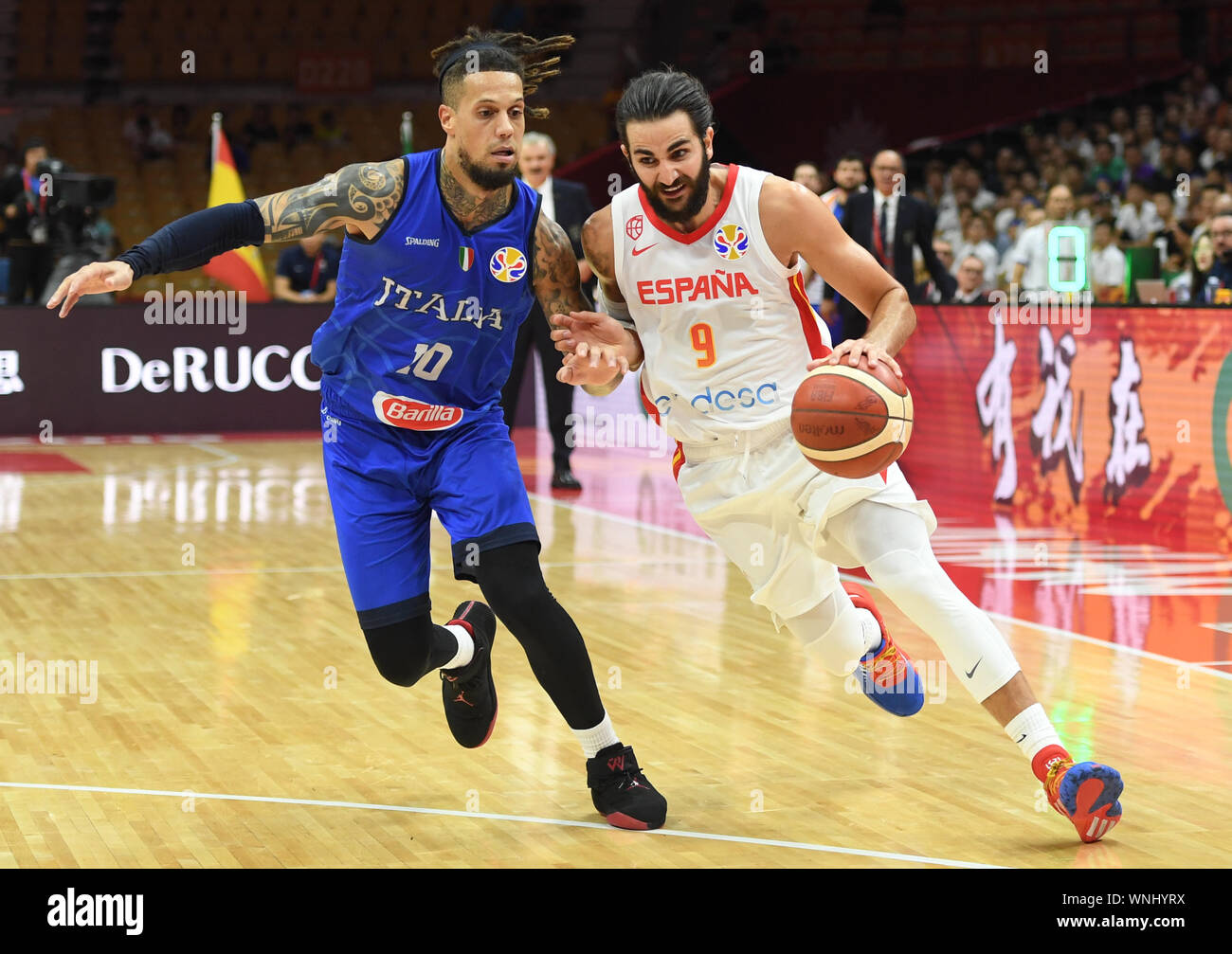 (190906) -- WUHAN, Sett. 6, 2019 (Xinhua) -- Ricky Rubio (R) di Spagna compete con Daniel Hackett dell Italia durante il gruppo J match tra Spagna e Italia a 2019 FIBA World Cup a Wuhan, capitale della Cina centrale della provincia di Hubei, Sett. 6, 2019. (Xinhua/Cheng min) Foto Stock