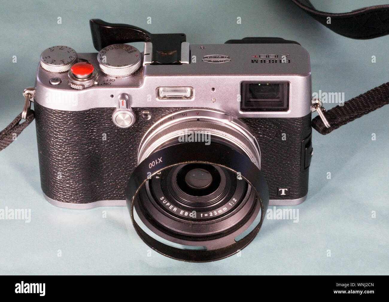 Dettaglio di un giapponese, fotocamera reflex digitale, realizzato dalla Fuji, con una lente di fuoco fissa. Foto Stock