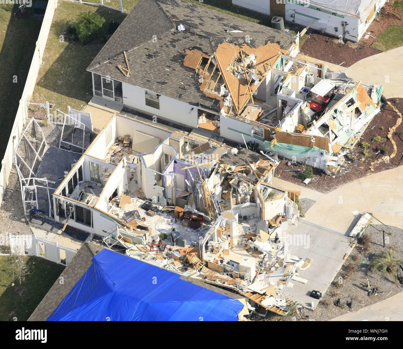 Case danneggiate mostrano il percorso di un tornado mortale che è passato attraverso i villaggi della comunità di pensione in Florida il 2 febbraio 2007. Foto Stock