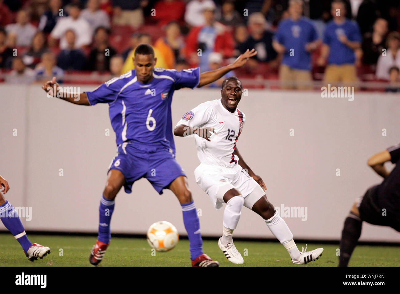 Stati Uniti sotto-23 Nazionale Maschile avanti Josmer 'Jozy Altidore" (12) battaglie per una sfera allentati durante un 2008 CONCACAF partita contro Cuba. Foto Stock