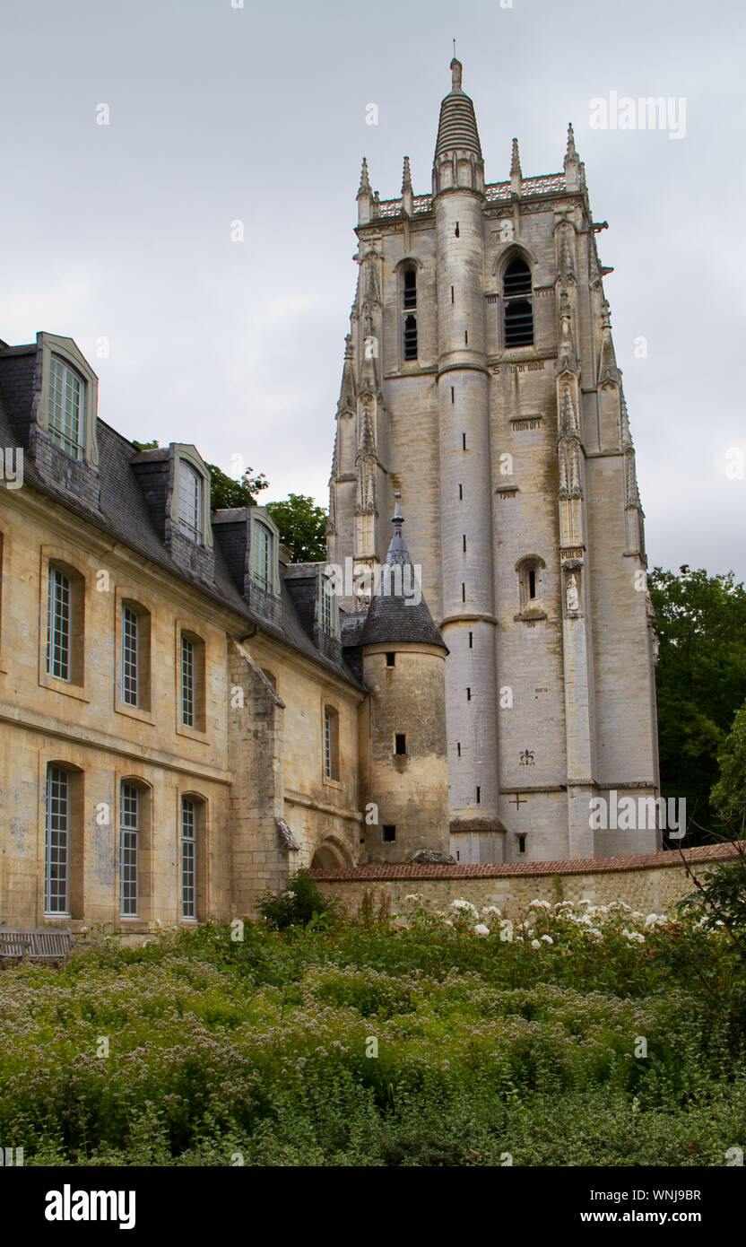 Campanile del xv secolo Tour St Nicolas della Abbazia di Le-Bec-Hellouin, Haute-Normandie, Francia Foto Stock