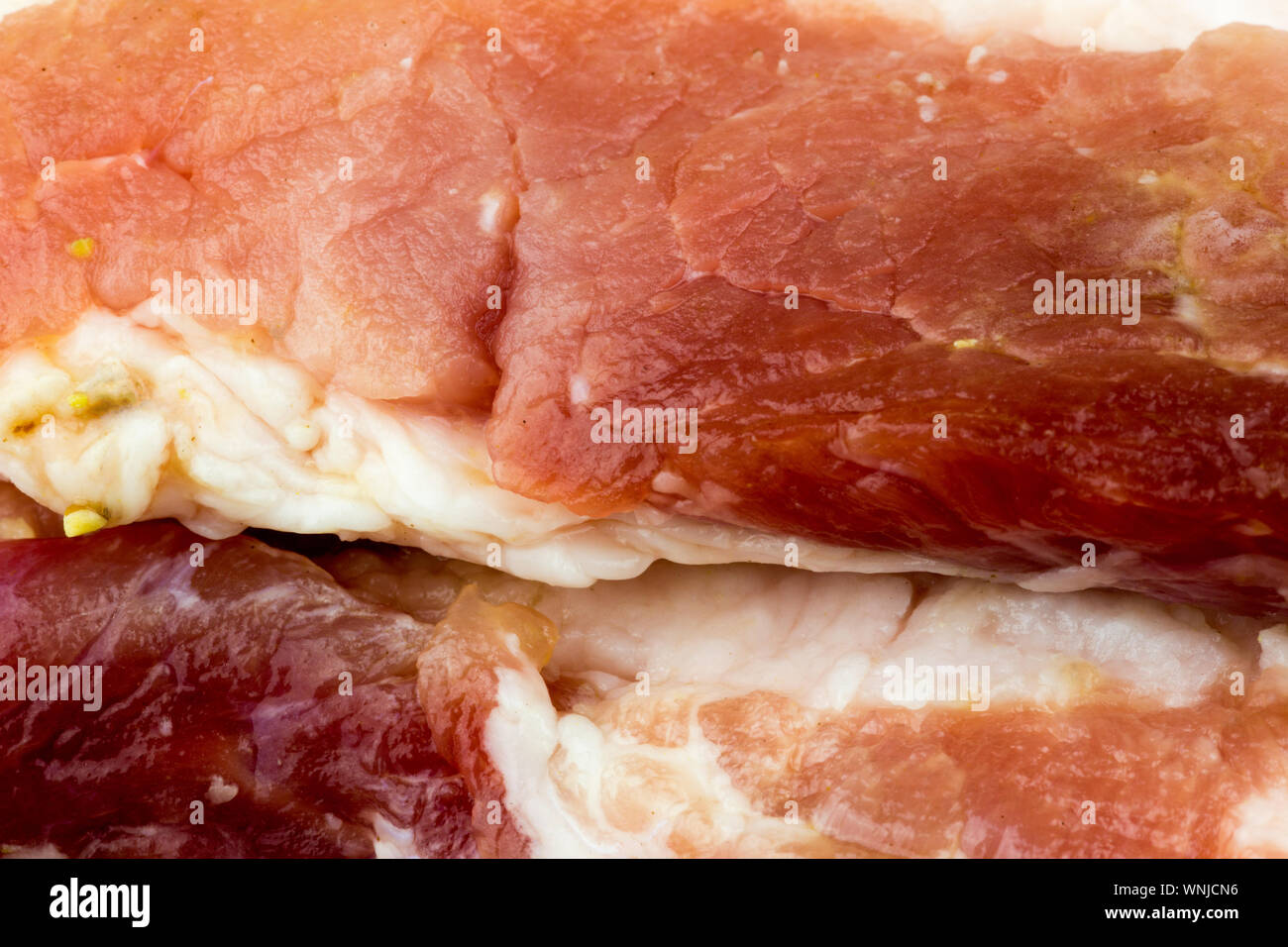 Speziato Marinaded strisce di pancetta di maiale carne pronti per la cottura Foto Stock