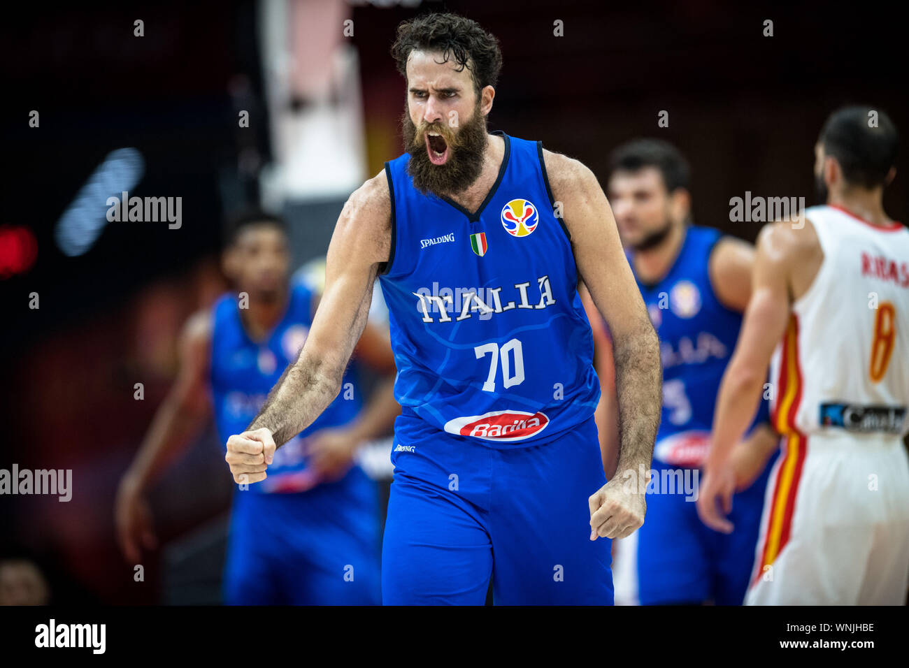 Wuhan, la Cina della provincia di Hubei. 6 Sep, 2019. Luigi Datome (anteriore) dell Italia celebra durante il gruppo J match tra Spagna e Italia a 2019 FIBA World Cup a Wuhan, capitale della Cina centrale della provincia di Hubei, Sett. 6, 2019. Credito: Xiao Yijiu/Xinhua/Alamy Live News Foto Stock