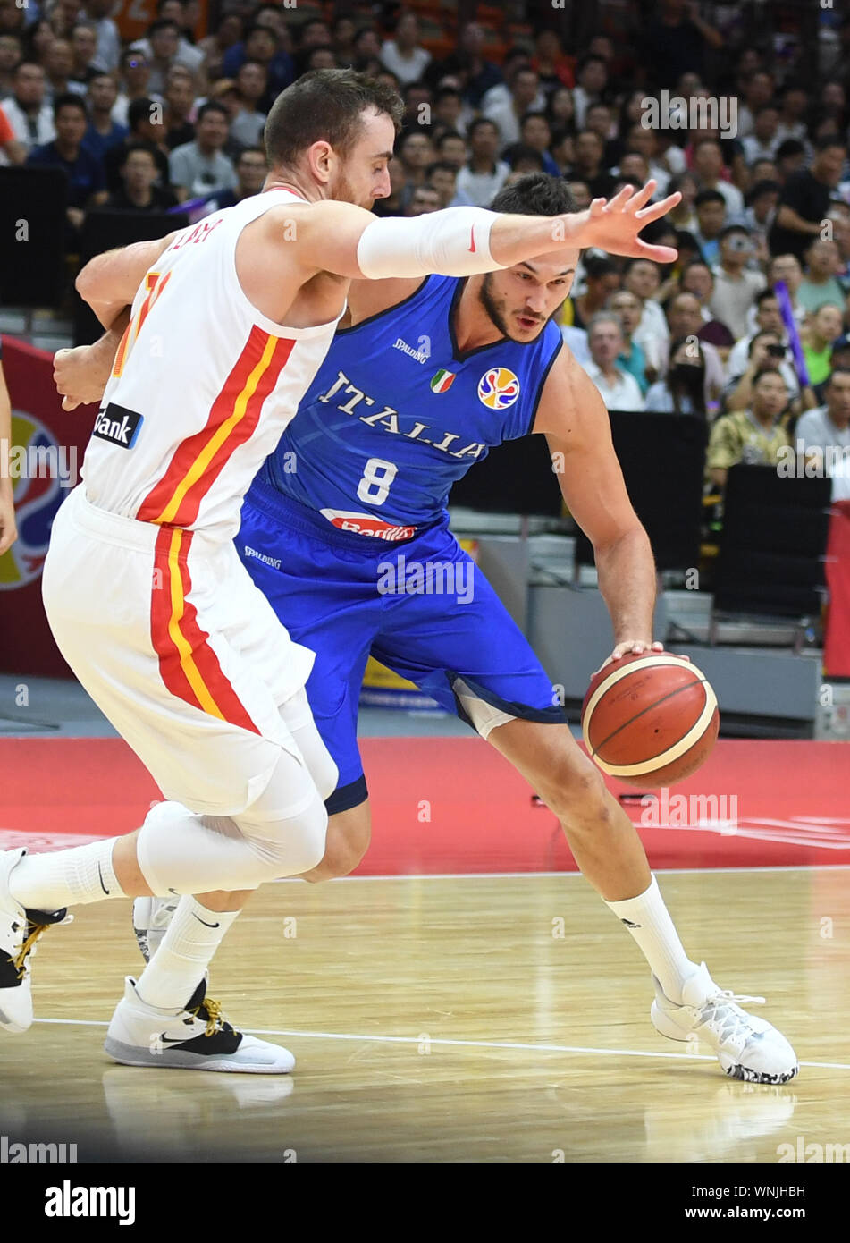 Wuhan, la Cina della provincia di Hubei. 6 Sep, 2019. Danilo Gallinari (R) dell'Italia controlla la sfera durante il gruppo J match tra Spagna e Italia a 2019 FIBA World Cup a Wuhan, capitale della Cina centrale della provincia di Hubei, Sett. 6, 2019. Credito: Cheng Min/Xinhua/Alamy Live News Foto Stock
