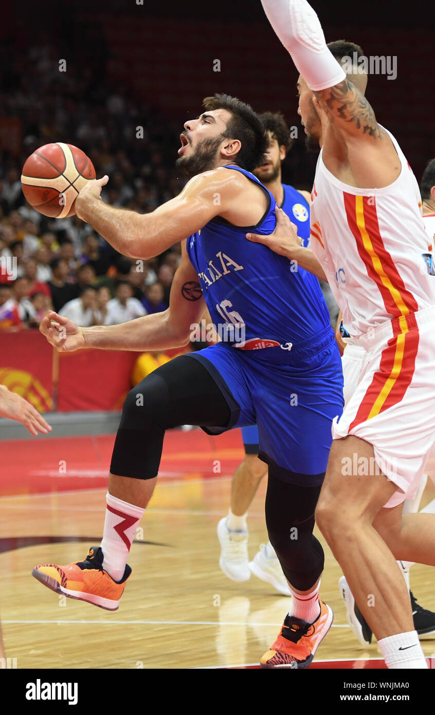 Wuhan, la Cina della provincia di Hubei. 6 Sep, 2019. Amedeo Tessitori (L) dell'Italia si rompe durante il gruppo J match tra Spagna e Italia a 2019 FIBA World Cup a Wuhan, capitale della Cina centrale della provincia di Hubei, Sett. 6, 2019. Credito: Cheng Min/Xinhua/Alamy Live News Foto Stock