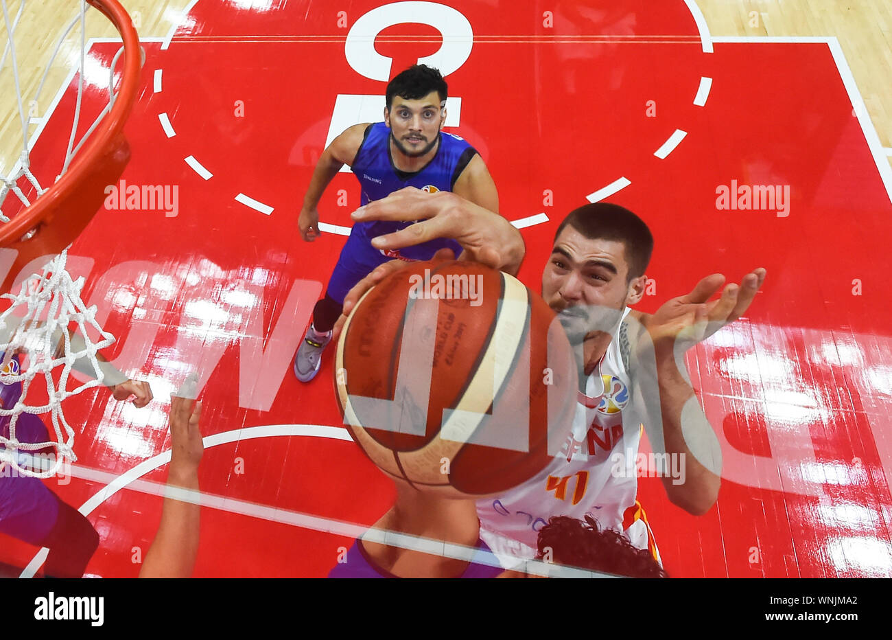 Wuhan, la Cina della provincia di Hubei. 6 Sep, 2019. Juancho Hernangomez (R) di Spagna va al cestello durante il gruppo J match tra Spagna e Italia a 2019 FIBA World Cup a Wuhan, capitale della Cina centrale della provincia di Hubei, Sett. 6, 2019. Credito: Cheng Min/Xinhua/Alamy Live News Foto Stock