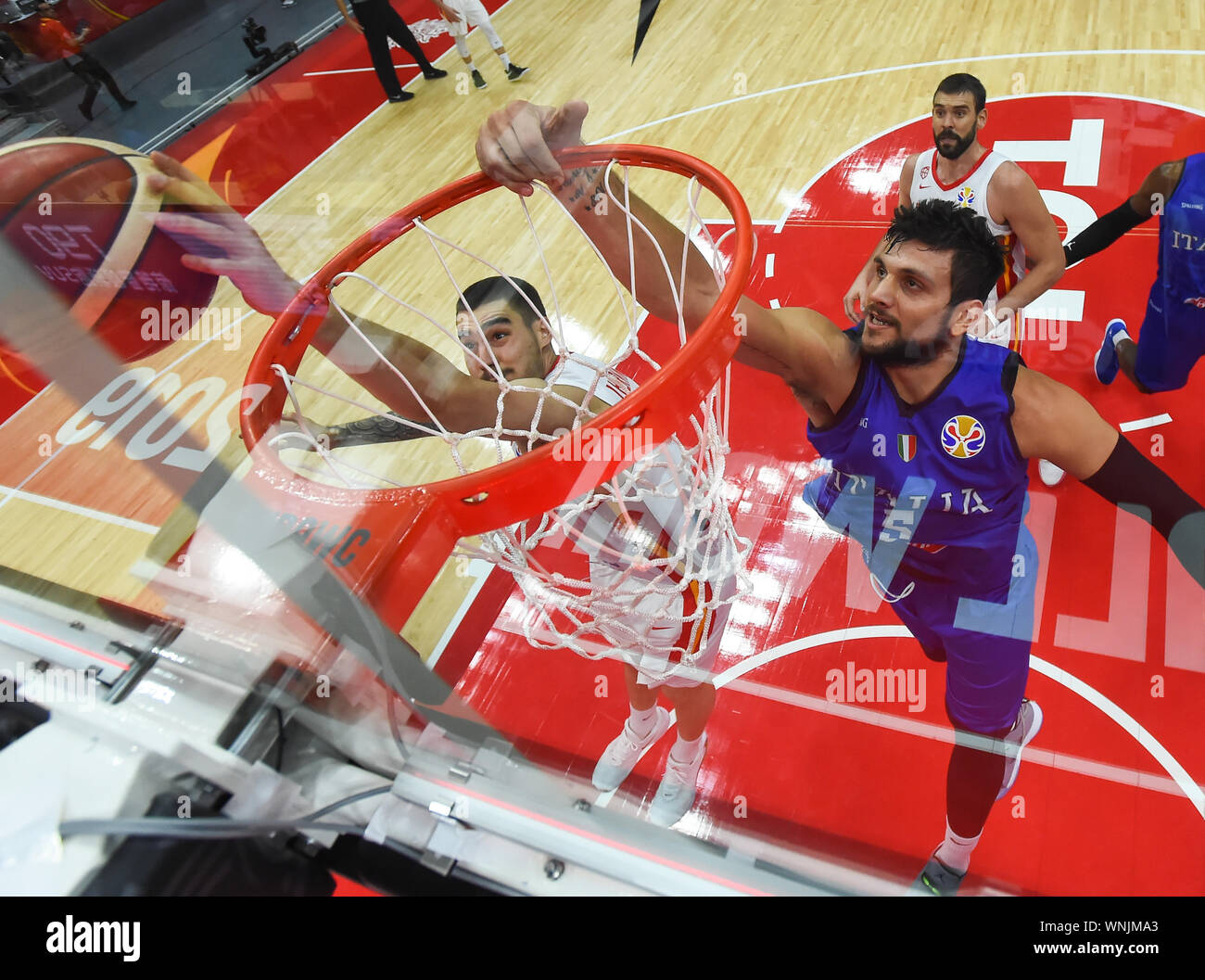Wuhan, la Cina della provincia di Hubei. 6 Sep, 2019. Juancho Hernangomez (L) di Spagna va al cestello durante il gruppo J match tra Spagna e Italia a 2019 FIBA World Cup a Wuhan, capitale della Cina centrale della provincia di Hubei, Sett. 6, 2019. Credito: Cheng Min/Xinhua/Alamy Live News Foto Stock