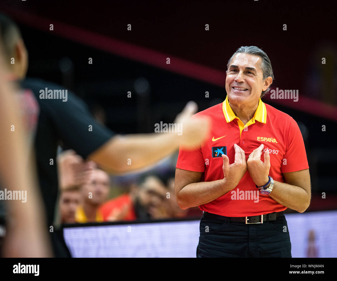 Wuhan, la Cina della provincia di Hubei. 6 Sep, 2019. Sergio Scariolo, head coach della Spagna, i gesti durante il gruppo J match tra Spagna e Italia a 2019 FIBA World Cup a Wuhan, capitale della Cina centrale della provincia di Hubei, Sett. 6, 2019. Credito: Xiao Yijiu/Xinhua/Alamy Live News Foto Stock