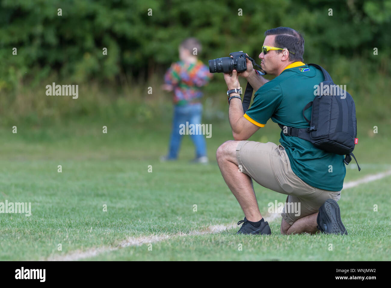 Fotografo sportivo dilettante a partita di rugby Foto Stock
