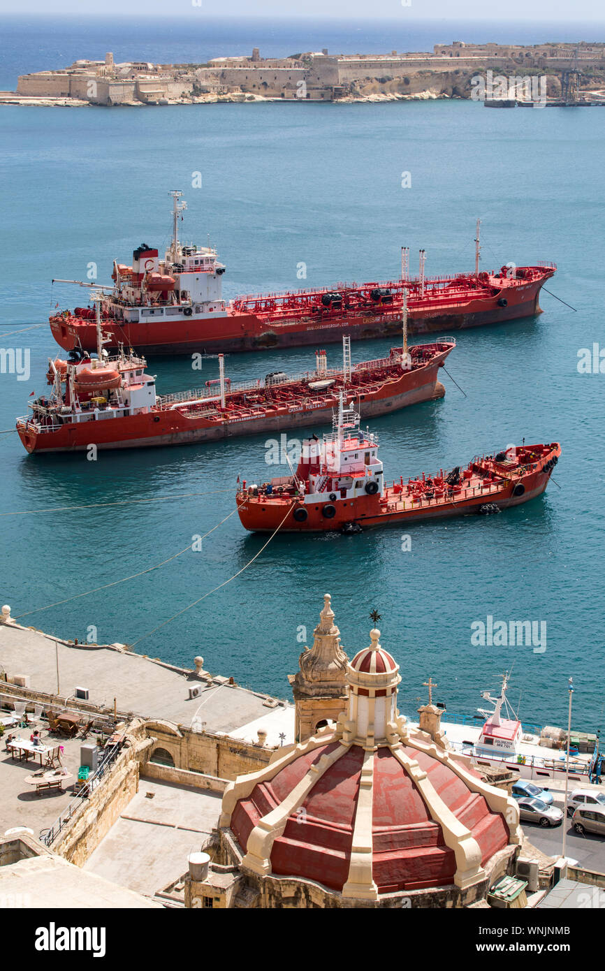 Le petroliere nel Porto Grande di La Valletta, Malta, per la fornitura di grandi navi nel porto, Foto Stock