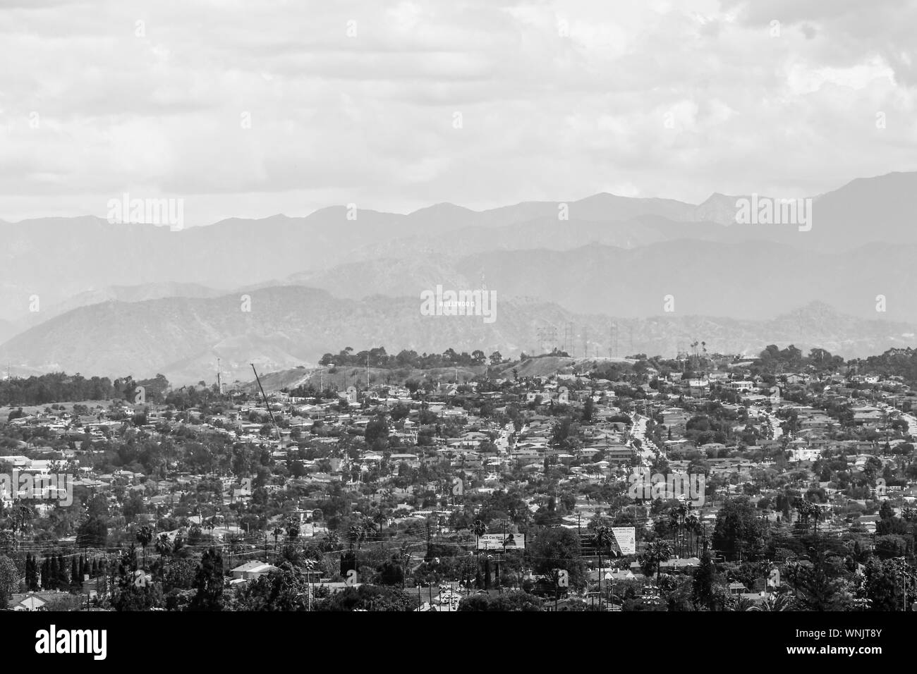 Los Angeles, California, Stati Uniti d'America - 22 Maggio 2019: Antenna vista delle colline di Hollywood in bianco e nero. In fondo è il Hollywood-Sign. Foto Stock