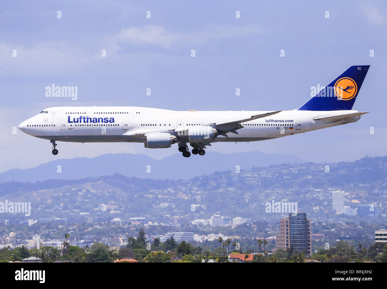 Los Angeles, California, Stati Uniti d'America - 22 Maggio 2019: una Lufthansa Boeing 747 atterra all'Aeroporto Internazionale di Los Angeles (LAX). Foto Stock