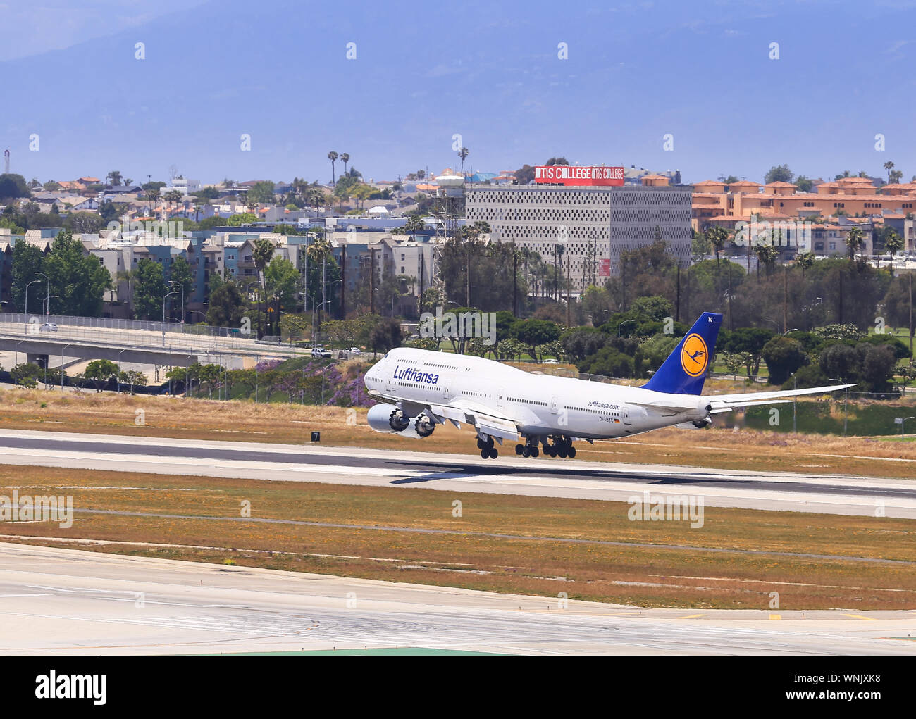 Los Angeles, California, Stati Uniti d'America - 22 Maggio 2019: una Lufthansa Boeing 747 atterra sulla pista presso l'Aeroporto Internazionale di Los Angeles (LAX). Foto Stock