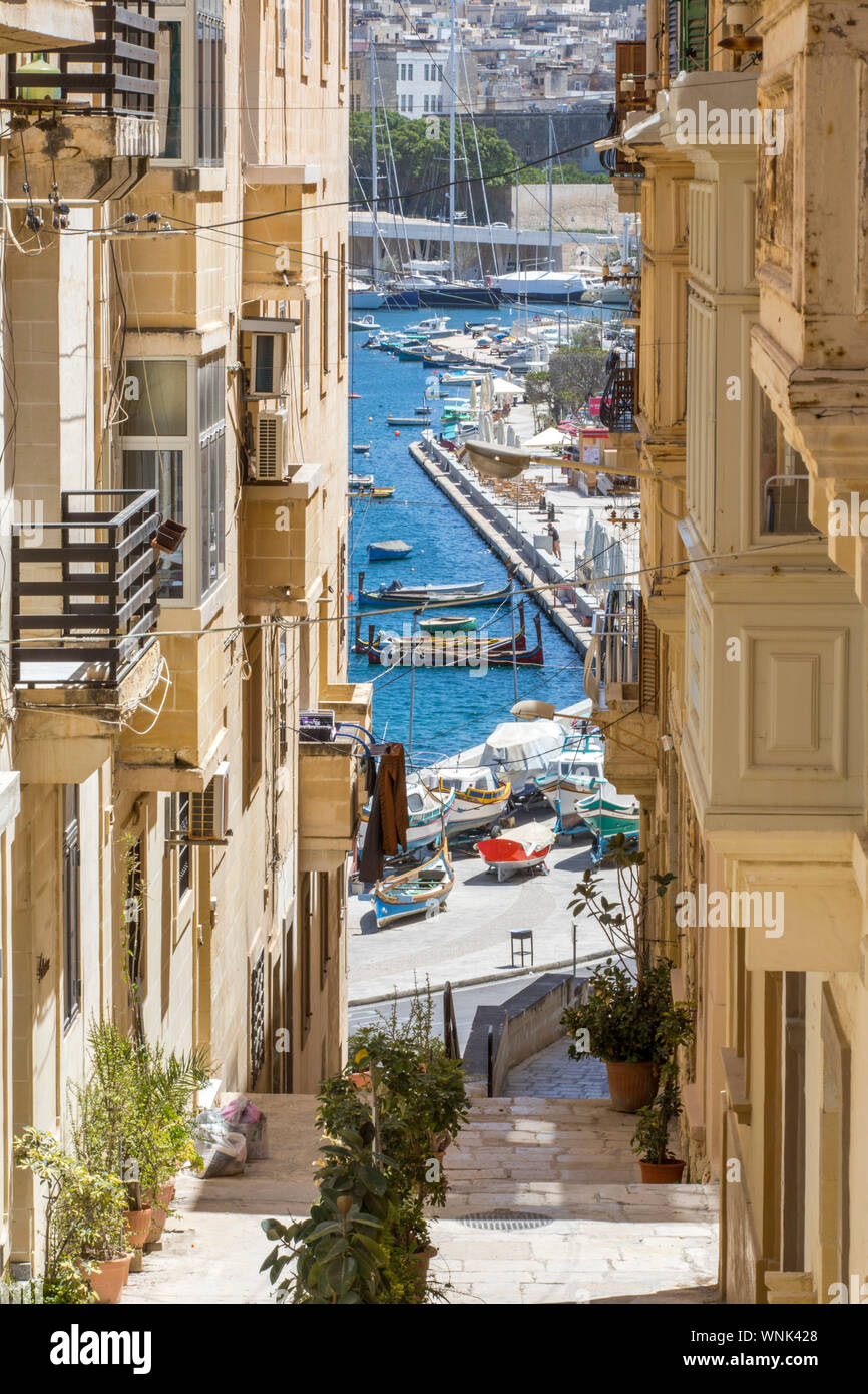 Malta, la città vecchia di Senglea, tre città, stretta strada in salita, vicoli, Grand Harbour, Foto Stock