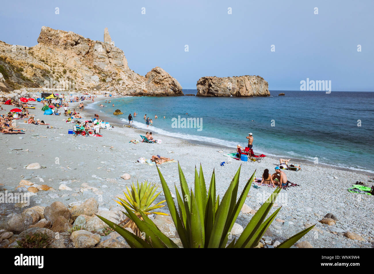 Castell de Ferro-Gualchos, provincia di Granada, Andalusia, Spagna : La Rijana spiaggia della Costa Tropical, incidentali persone in background. Foto Stock
