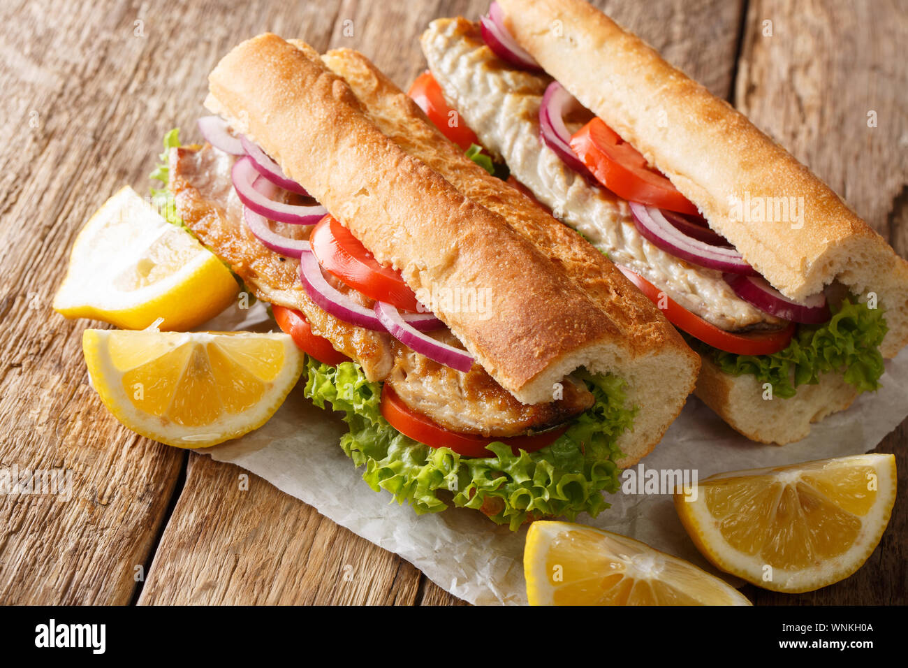 Hot Balik Ekmek sandwich di pesce con sgombro grigliato servito con il limone closeup sul tavolo orizzontale. Foto Stock