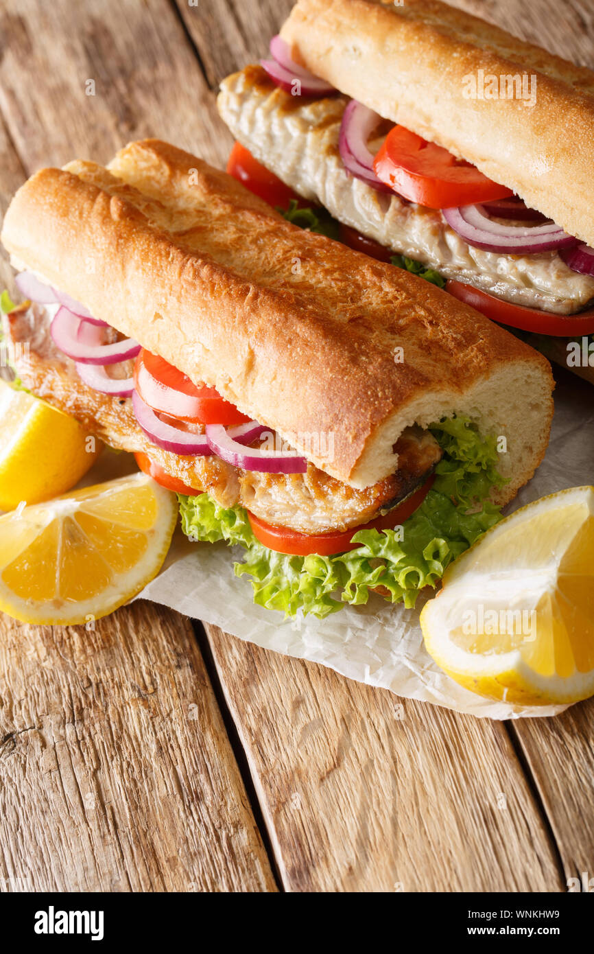 Bagno turco Balik Ekmek sandwich con sgombri alla griglia e verdura di close-up sul piano verticale. Foto Stock