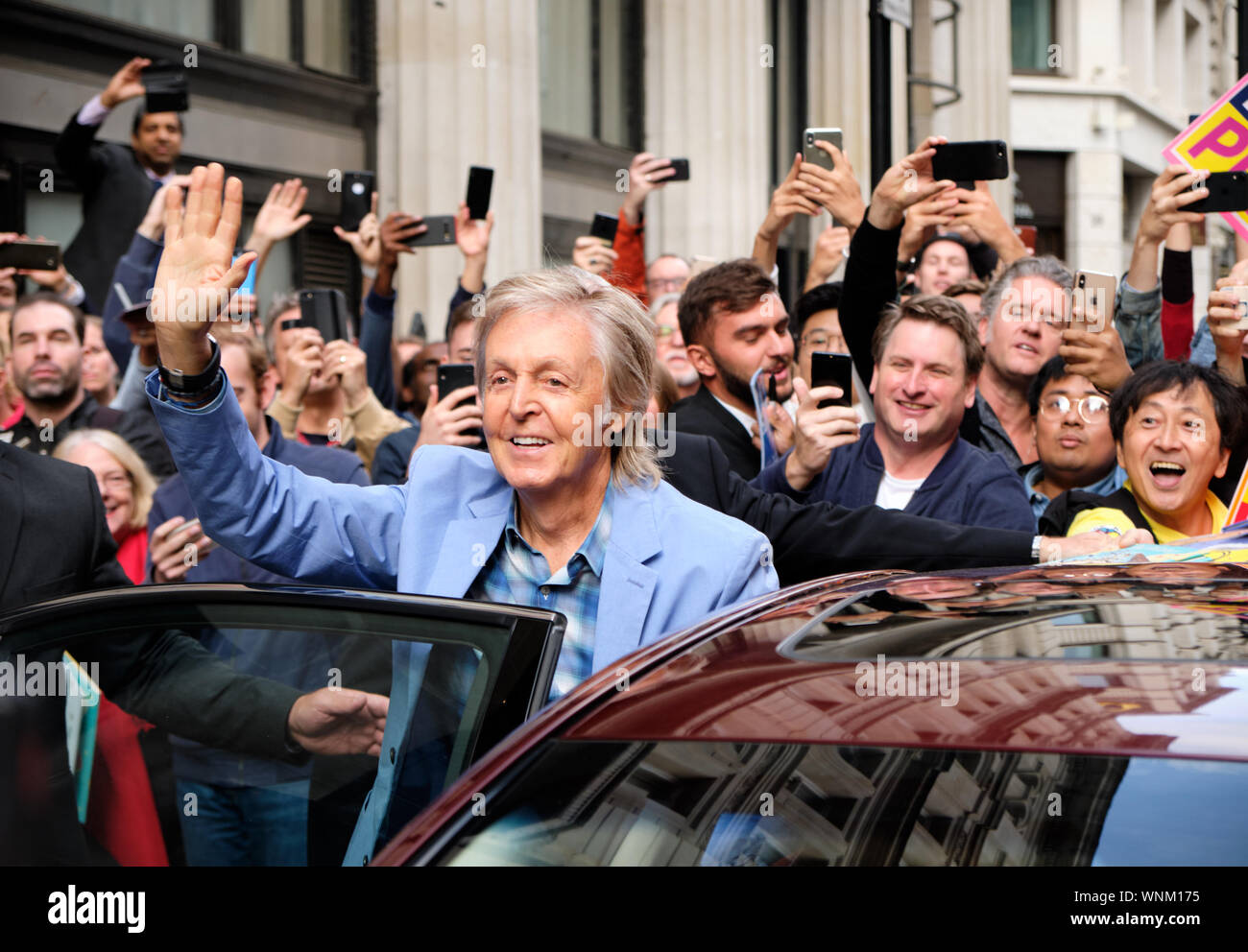 Londra, Inghilterra, Regno Unito. Settembre 6th, 2019. Firma dell'evento del libro di Sir Paul McCartney Hey Grandude! A Waterstones a Londra. Sir Paul ha visto qui vacillare la folla di fan sulla sua uscita dall'evento. Foto Stock