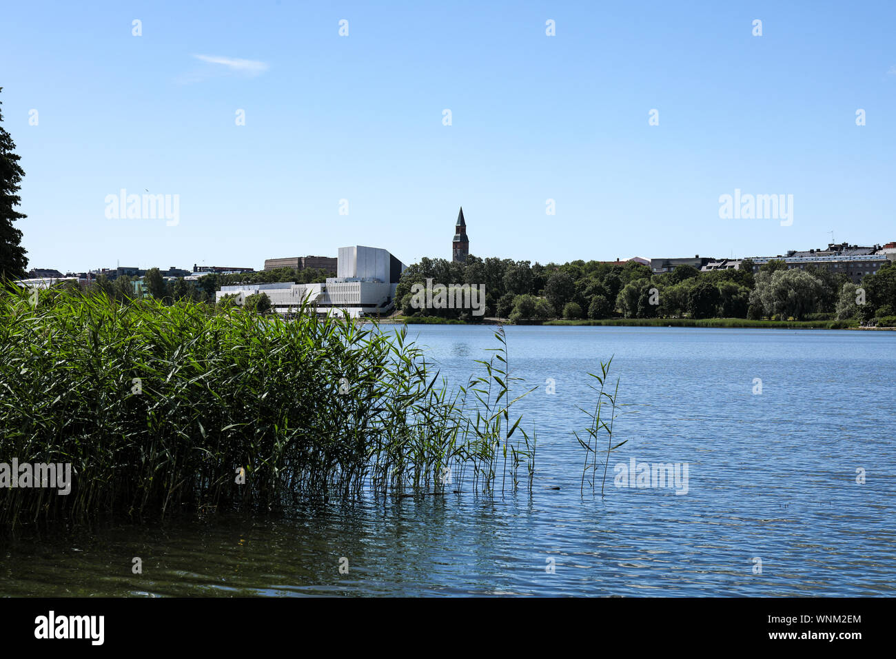 Finlandia Hall all'altra estremità della baia di Töölönlahti a Helsinki in Finlandia Foto Stock