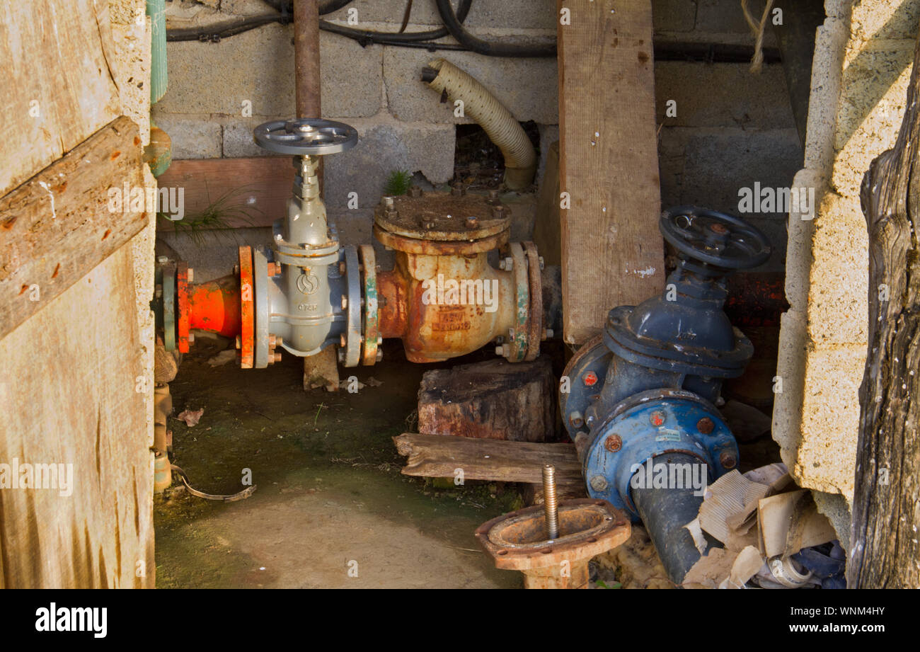 Rusty pompe in un capannone per la fornitura di acqua in agricoltura Foto Stock