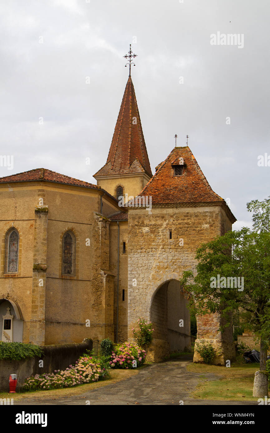 Chiesa e guardiola medievale del borgo di Pouylebon nel sud-ovest della Francia, su una delle quattro strade di Santiago de Compostela Foto Stock
