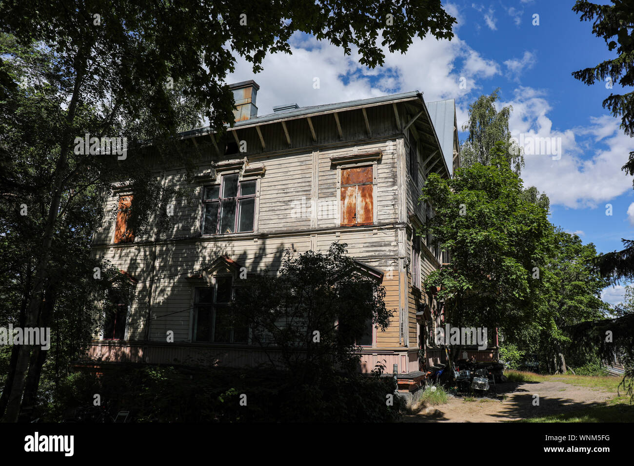 Villa fatiscente in Linnunlaulu, Helsinki Foto Stock