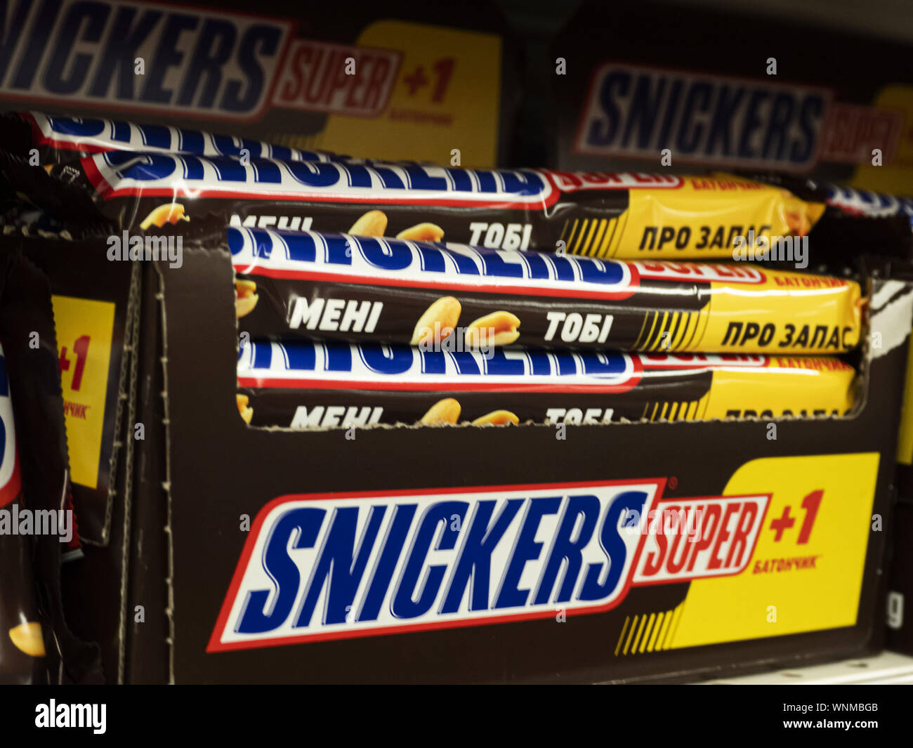Il 2 settembre 2019, Kiev, Ucraina: Snickers bar su uno scaffale di un negozio. (Credito Immagine: © Igor Golovniov/SOPA immagini via ZUMA filo) Foto Stock