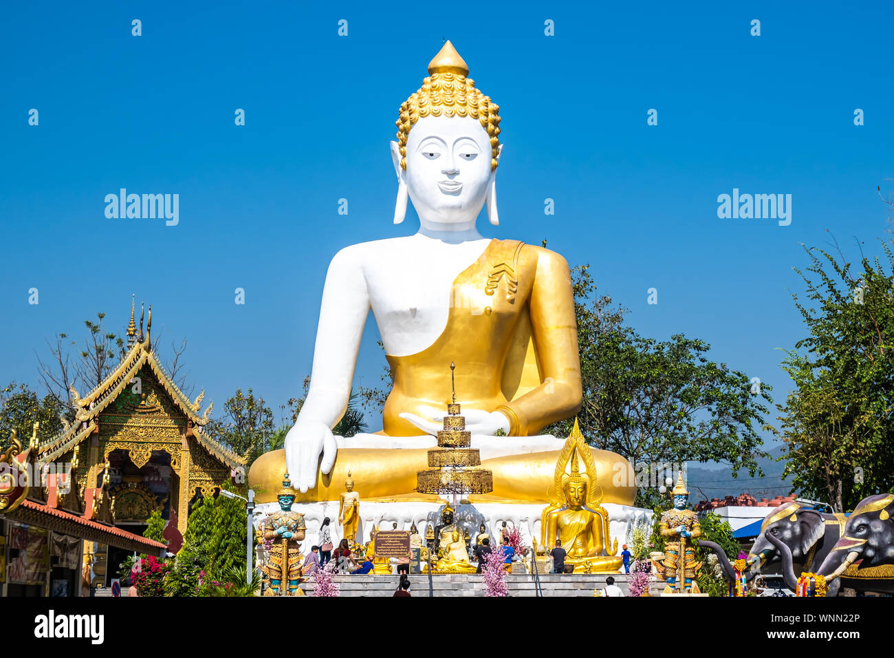 Licciana Nardi, Italia - 24 Febbraio 2019: vista del pellegrinaggio Thai traveler con 17 metri Budda seduto al Wat Phra That Doi Kham tempio in Chian Foto Stock
