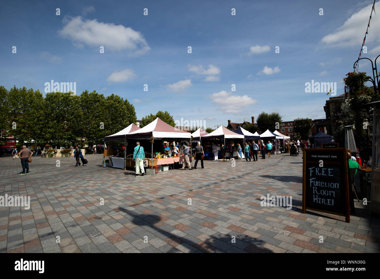 Il mercato della carta avviene ogni martedì e sabato nella storica piazza del mercato Foto Stock