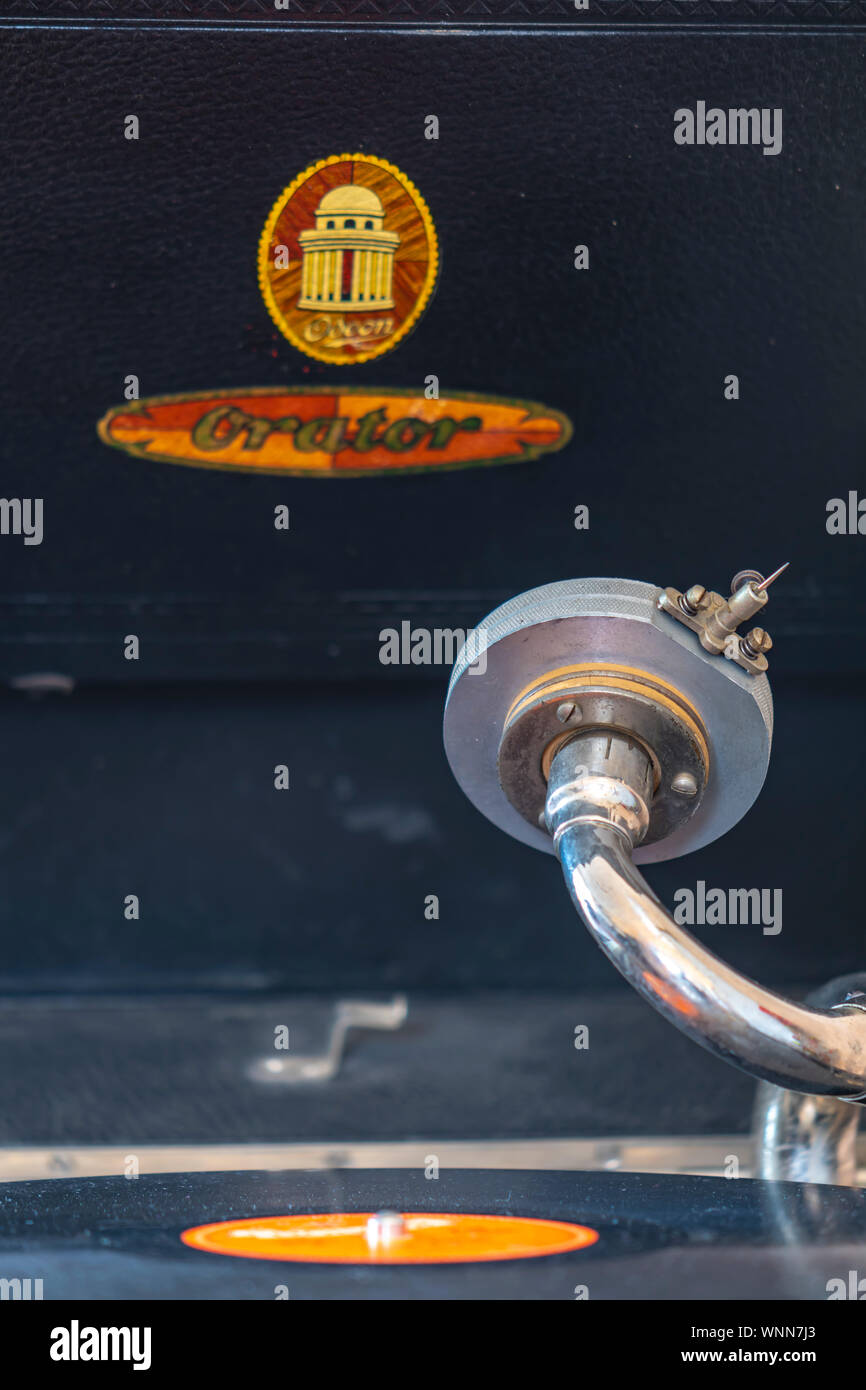 Berlino, Germania - Aprile 1, 2019: prelievo di un grammofono dalla Germania negli anni venti con un disco di gomma lacca in primo piano e il logo della società Foto Stock