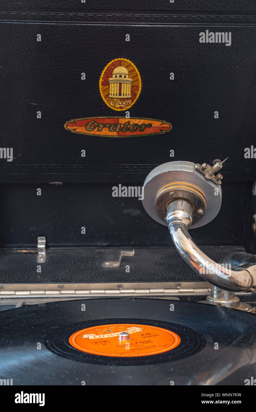 Berlino, Germania - Aprile 1, 2019: prelievo di un grammofono dalla Germania negli anni venti con un disco di gomma lacca in primo piano e il logo della società Foto Stock
