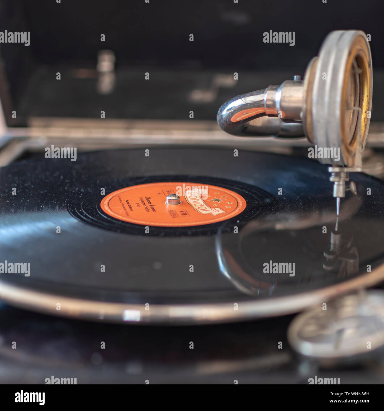 Berlino, Germania - Aprile 1, 2019: Focus sull'etichetta di uno storico disco in gomma lacca dalla critica Polydor con parti sfocate di un vecchio grammofono dalla Germania in th Foto Stock