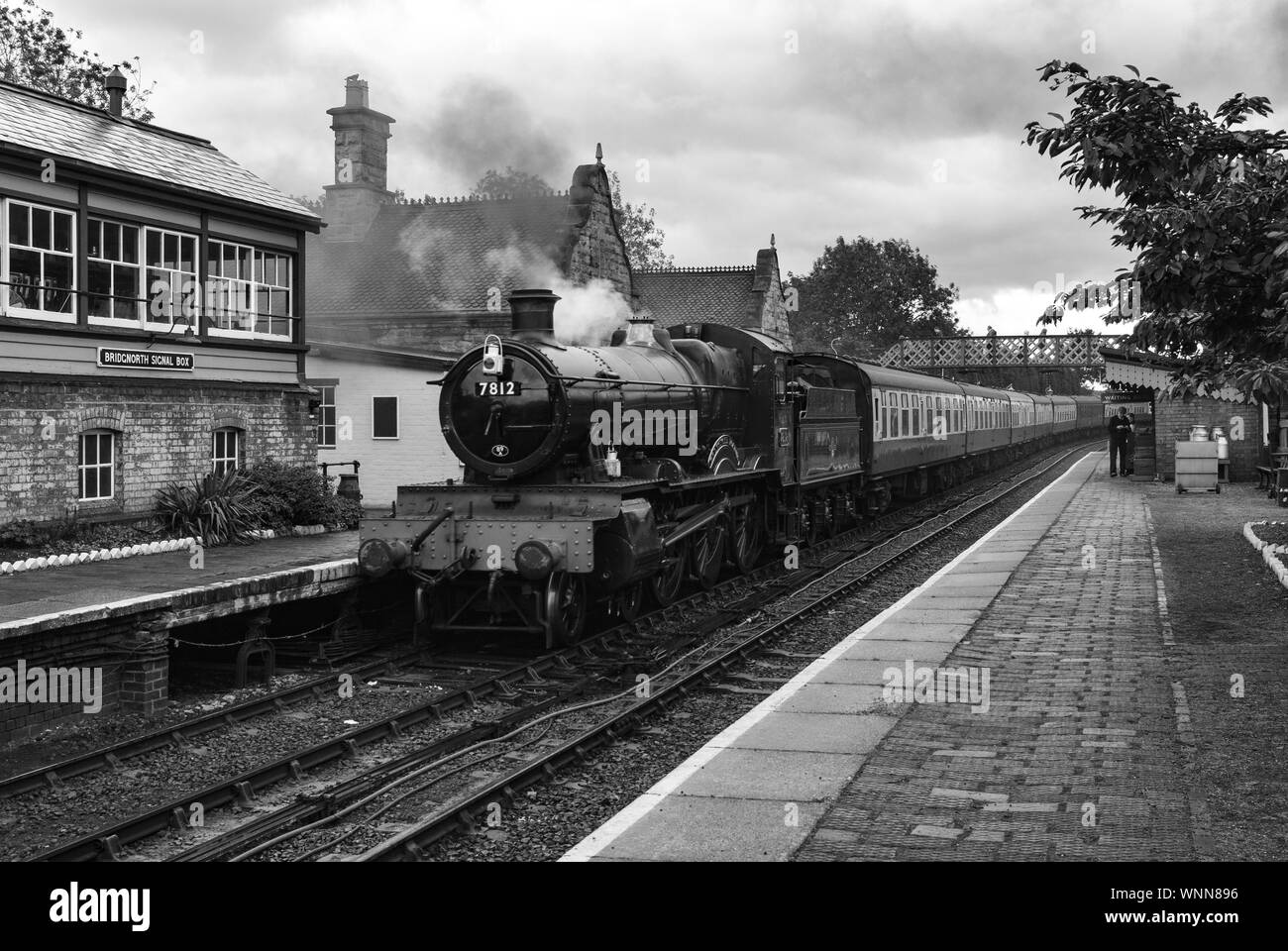 Treno a vapore alla piattaforma della stazione di Bridgnorth (monocromatico) Foto Stock