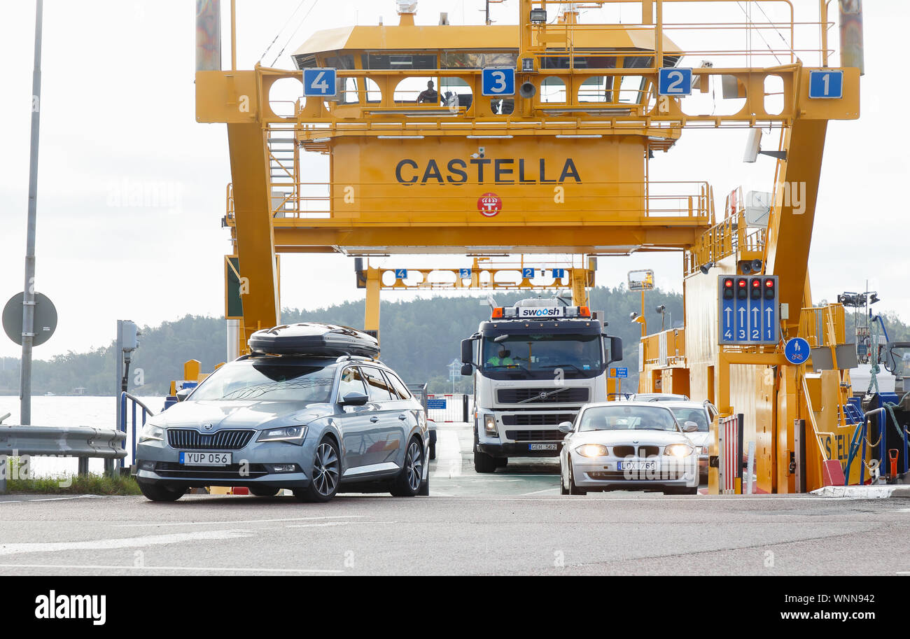 Vaxholm, Svezia - 30 agosto 2019: Veicoli guida off il pubblico svedese strada servizio traghetto gratuito. Foto Stock