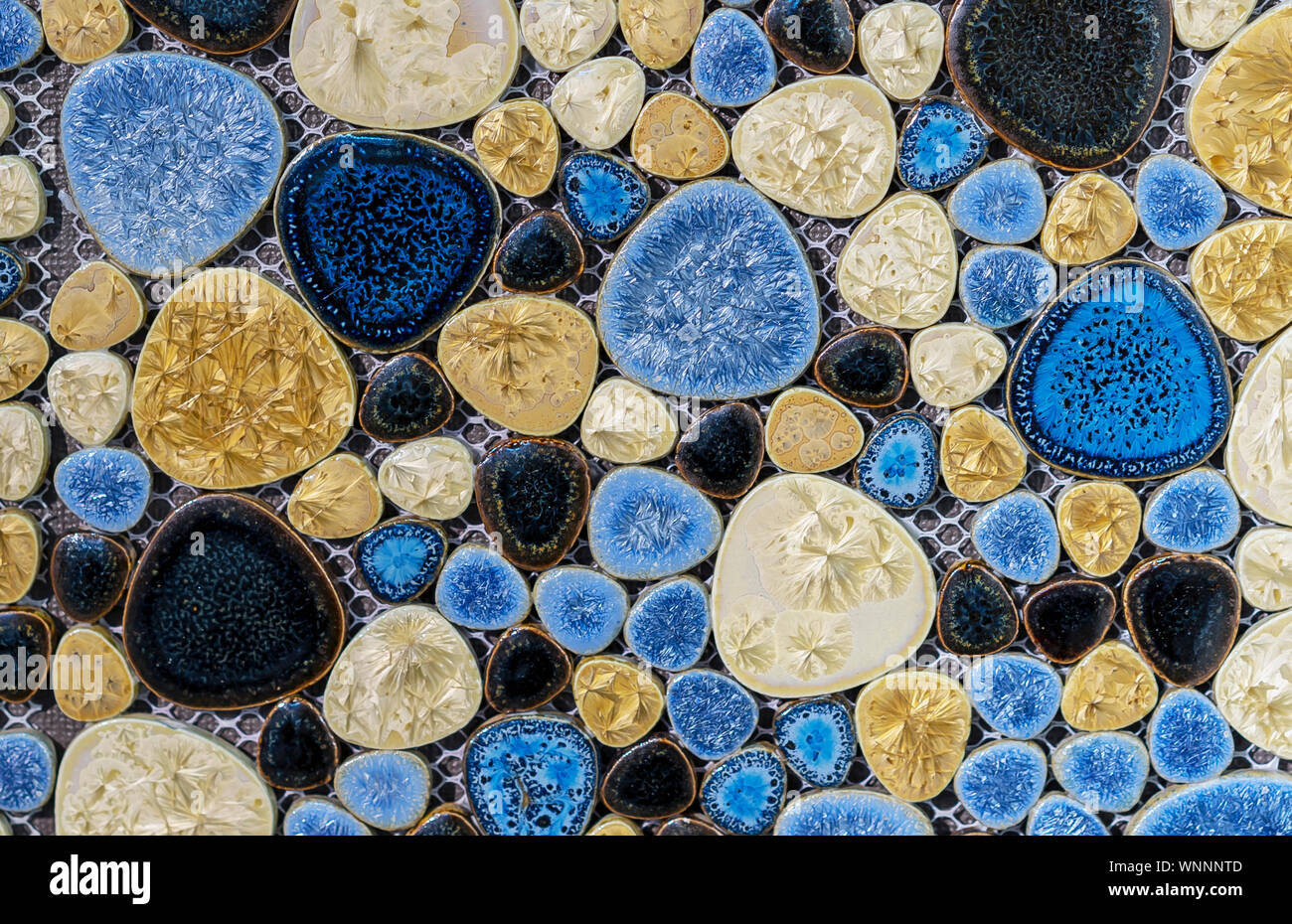 Lo sfondo da un taglio della pietra di quarzo di varie colorazioni. Foto Stock