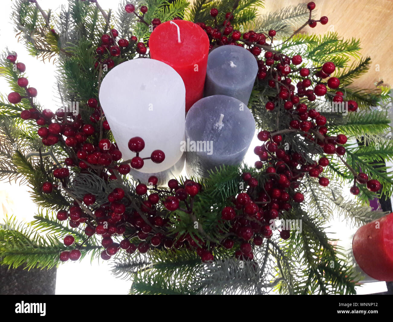 Buon Natale e felice anno nuovo. Composizione di natale. Le candele e i rami ate. Foto Stock