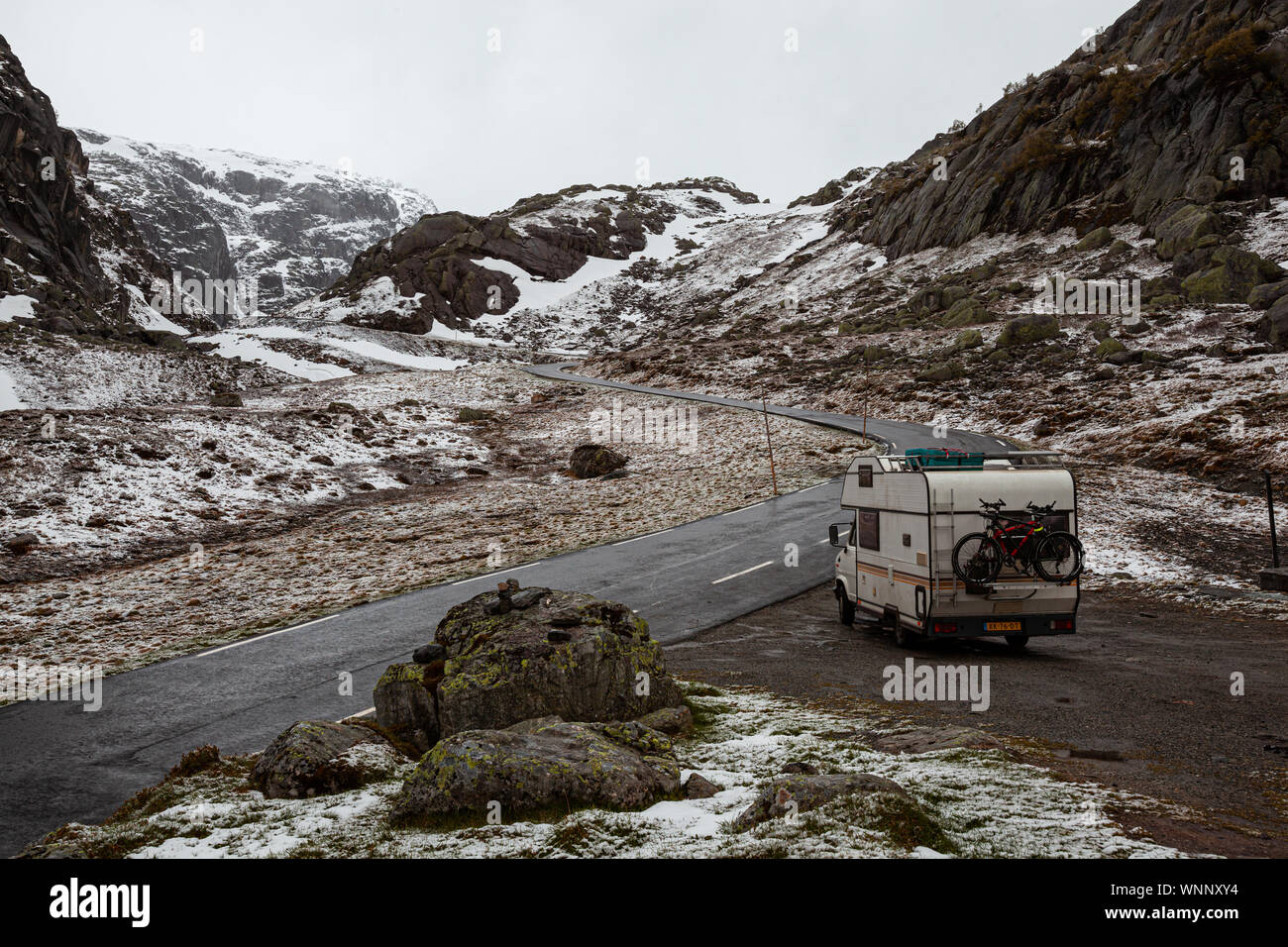 Un vecchio camper parcheggiato lungo una strada di montagna vicino a Røldal in Norvegia Foto Stock