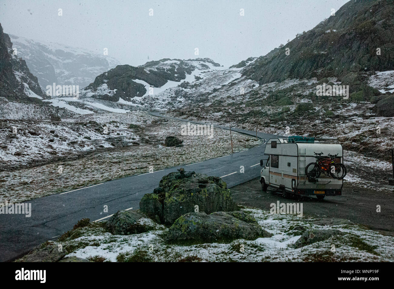 Un vecchio camper parcheggiato lungo una strada di montagna vicino a Røldal in Norvegia Foto Stock