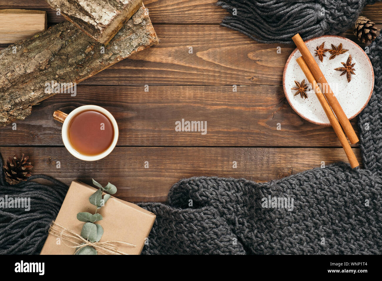 Flatlay hygge composizione in stile con la moda donna sciarpa lavorata a  maglia, tazza di tè,