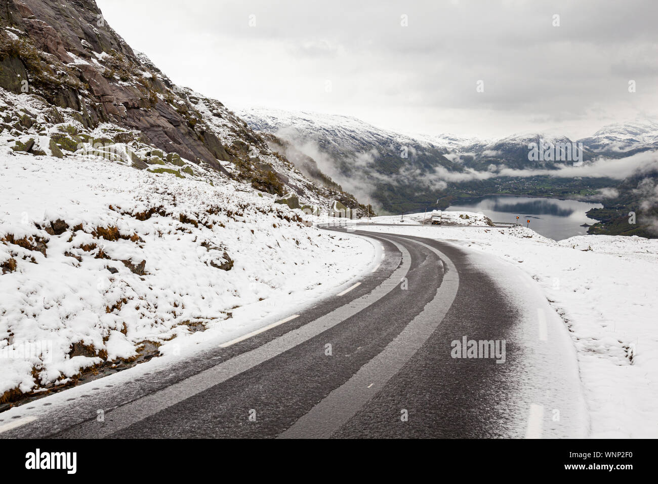 Montagna innevata strada vicino a Røldal in Norvegia Foto Stock