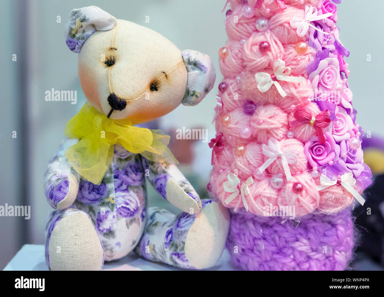 Peluche Orsetto con un fiocco di colore giallo. Foto Stock