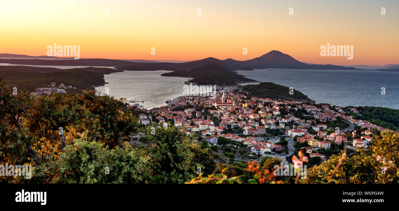 Scenic vista panoramica del croatian isola di Lussino nel golfo di Quarnero al tramonto Foto Stock